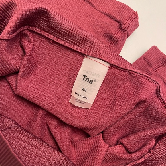 Aritzia ribbed 3” burgundy shorts - Picture 3 of 3